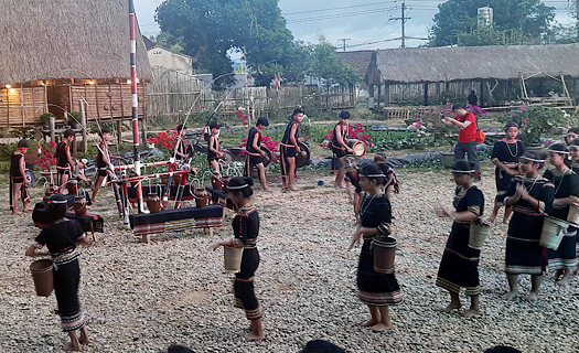 Đến Kon Kơ Tu xem kể khan trên thổ cẩm